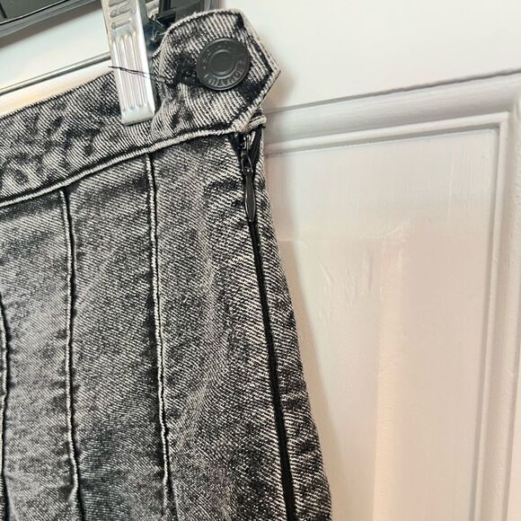 Signature 8 pleated skirt in acid wash black - Picture 4 of 9